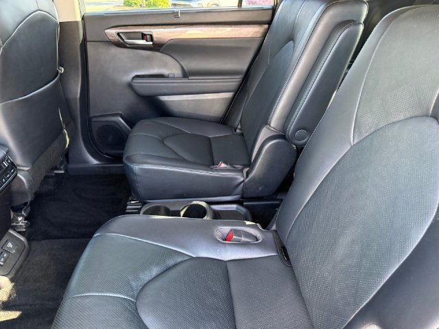 Used 2023 Toyota Highlander Platinum FWD image 26