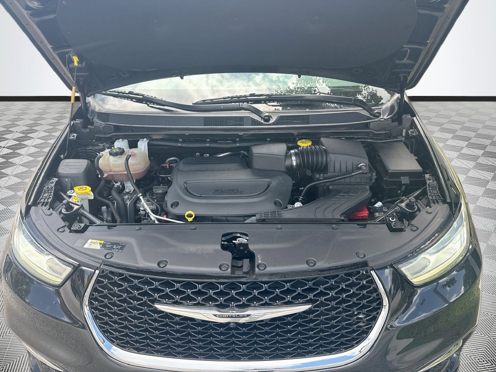 Used 2021 Chrysler Pacifica Touring FWD image 32