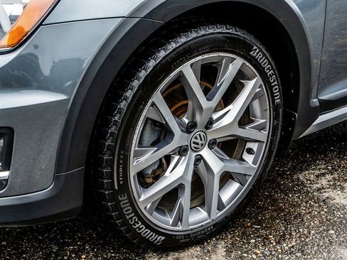 Used 2017 Volkswagen Golf S image 13