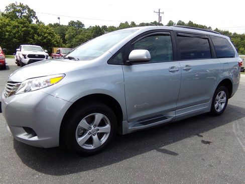Used 2017 Toyota Sienna LE FWD image 2