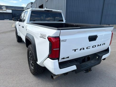 Used 2025 Toyota Tacoma TRD Off-Road AWD/4WD image 7