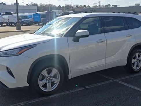 Used 2020 Toyota Highlander LE image 5