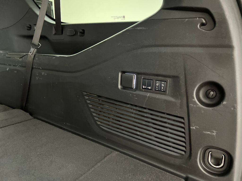 Used 2025 GMC Yukon XL Denali RWD image 45