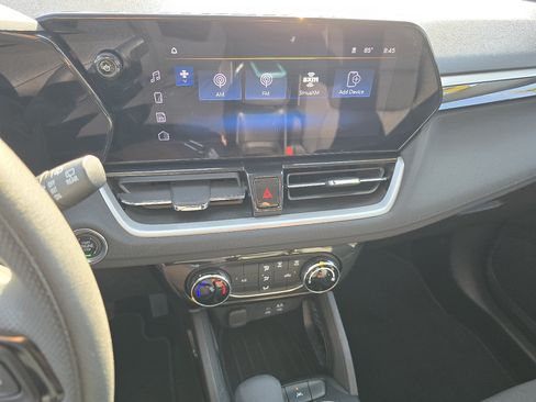 Used 2025 Chevrolet TrailBlazer LT FWD image 30