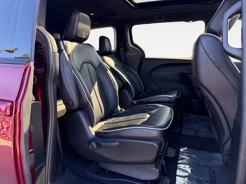 Used 2022 Chrysler Pacifica Limited w/ S Appearance Package image 29