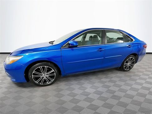 Used 2016 Toyota Camry SE image 4