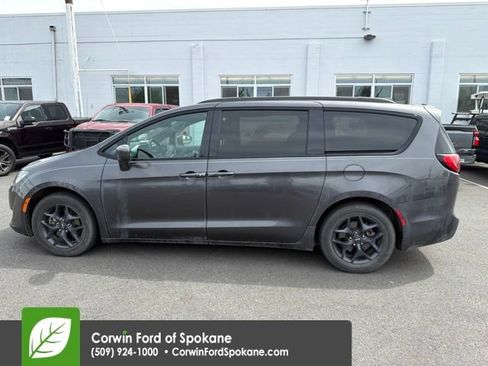 Used 2018 Chrysler Pacifica Touring-L w/ S Appearance Package FWD image 9