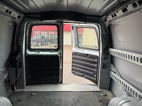 Used 2021 Chevrolet Express 3500 w/ Driver Convenience Package image 32