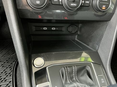 Used 2021 Volkswagen Tiguan SE w/ Panoramic Sunroof Package image 28