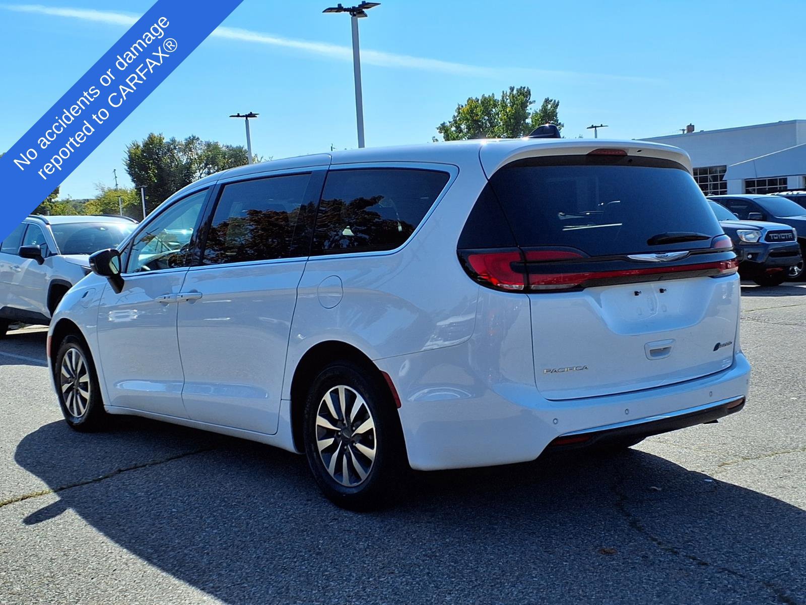 Used 2024 Chrysler Pacifica Limited FWD image 8