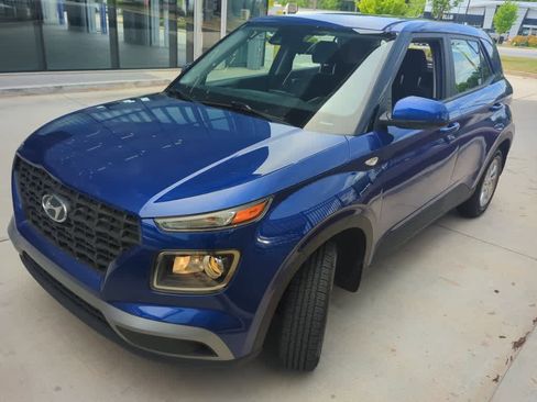 Used 2022 Hyundai Venue SE FWD image 2