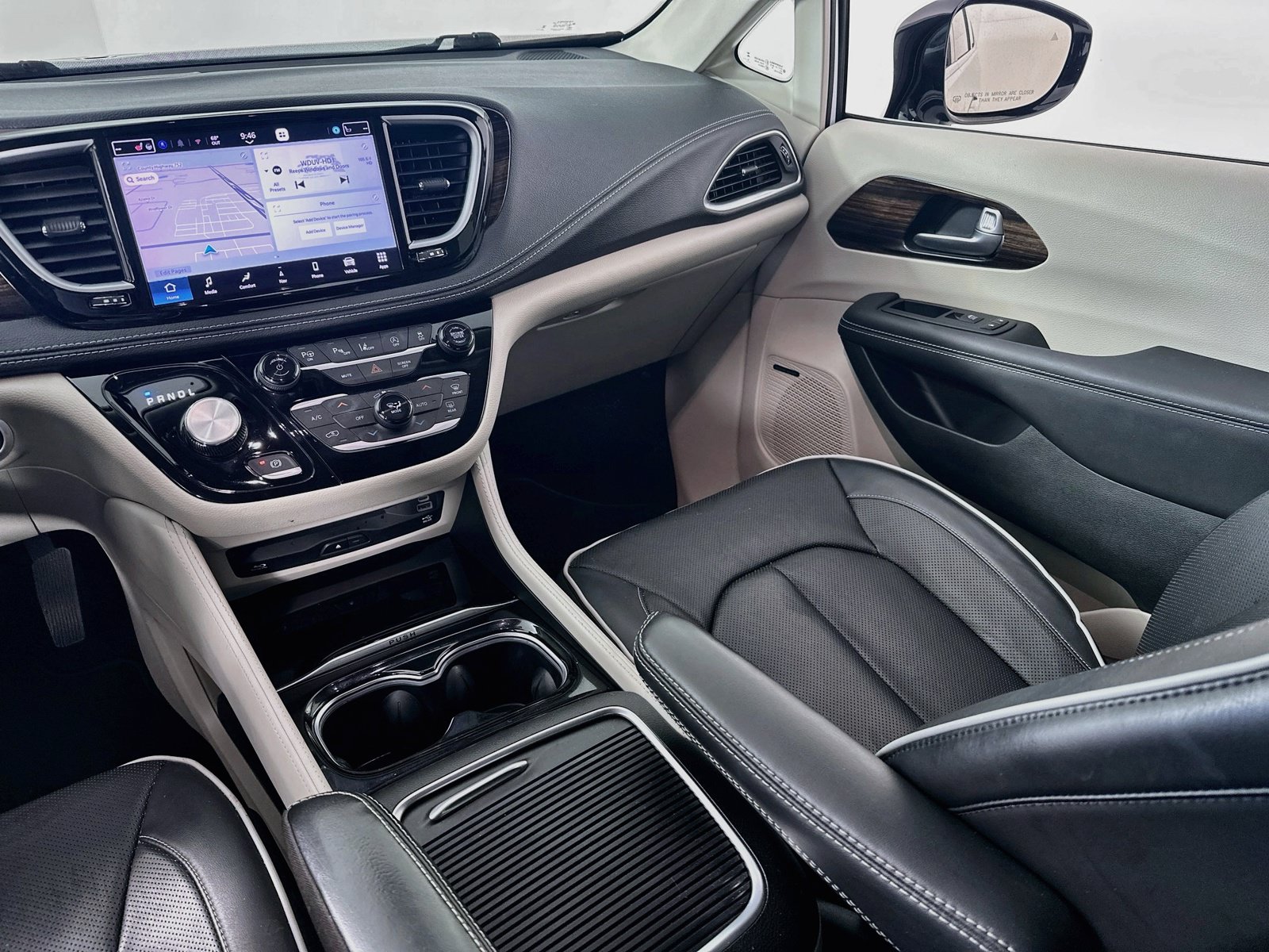 Used 2023 Chrysler Pacifica Limited w/ Uconnect Theater Family Group FWD image 25