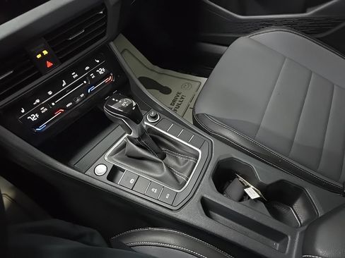 Used 2025 Volkswagen Jetta SE FWD image 27