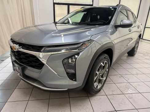 Certified 2025 Chevrolet Trax LT w/ LT Convenience Package FWD image 10