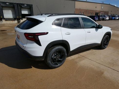 New 2026 Chevrolet Trax LT w/ Midnight Edition FWD image 4
