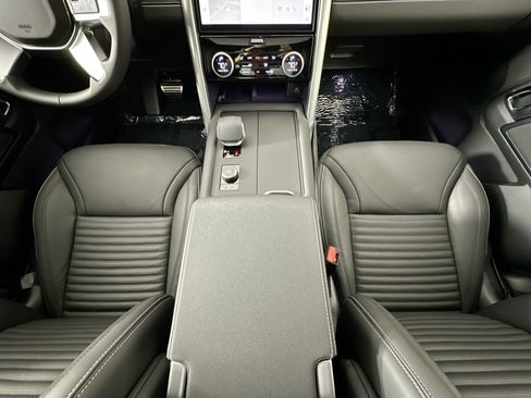 Certified 2025 Land Rover Discovery Dynamic SE image 22