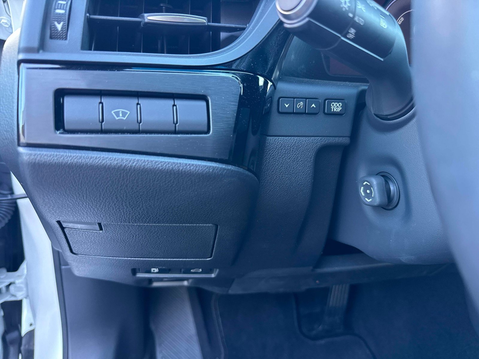 Used 2024 Lexus ES 300h w/ Premium Package FWD image 32