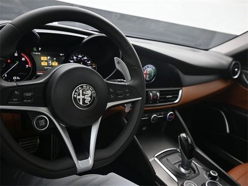 Used 2019 Alfa Romeo Giulia image 9