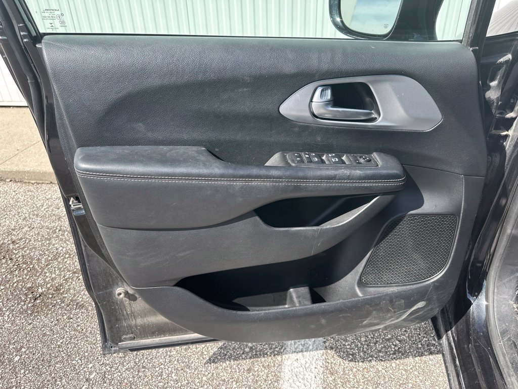 Used 2018 Chrysler Pacifica Touring Plus w/ S Appearance Package FWD image 13