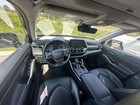 Used 2022 Toyota Highlander XLE FWD image 33