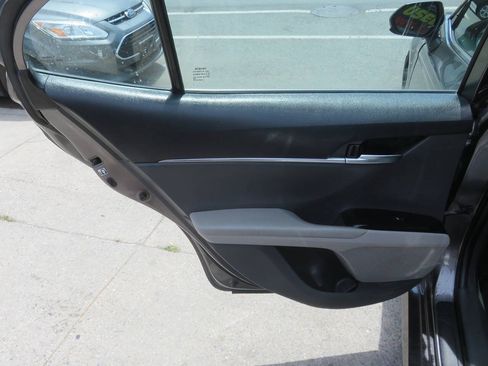 Used 2018 Toyota Camry LE FWD image 28