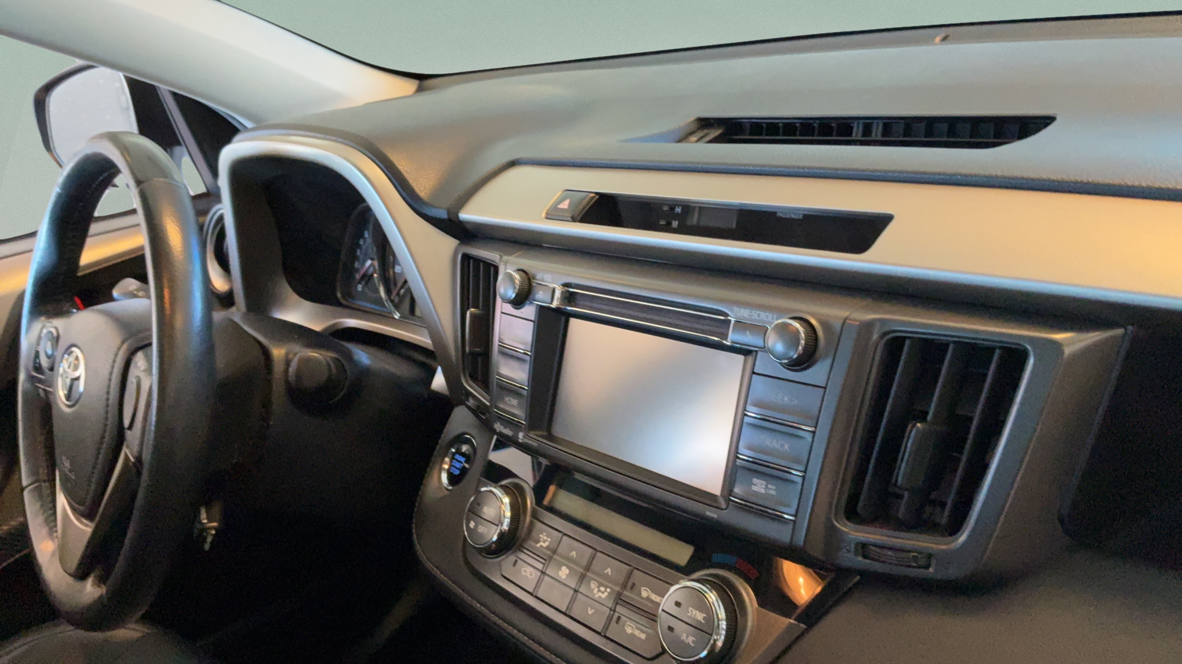 Used 2015 Toyota RAV4 Limited FWD image 38