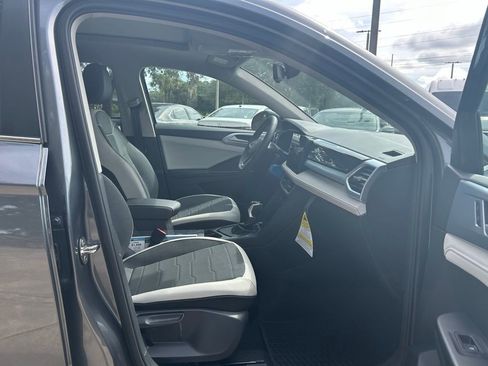 New 2025 Volkswagen Taos SE w/ Panoramic Sunroof Package image 30