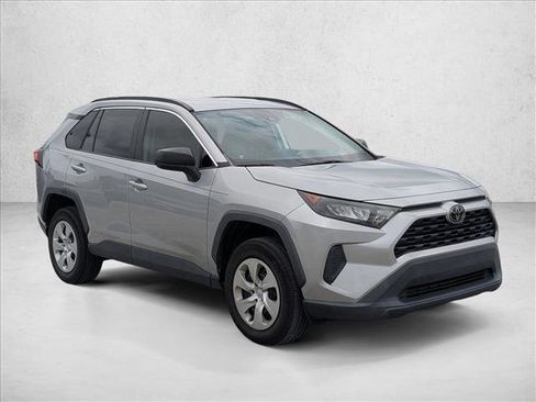 Used 2019 Toyota RAV4 LE FWD image 3