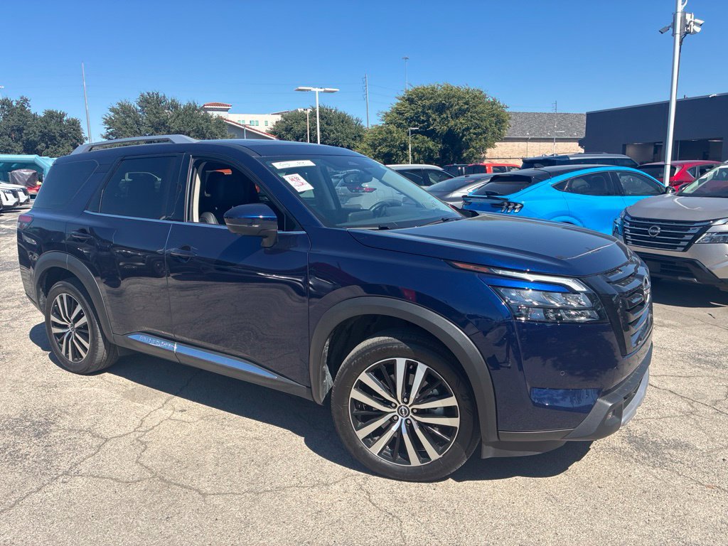 Used 2025 Nissan Pathfinder Platinum w/ Lighting Package (N92) FWD image 2