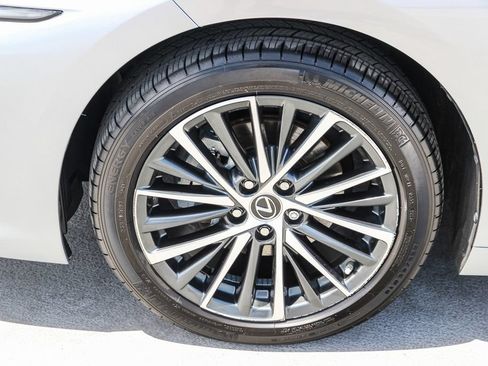 Certified 2024 Lexus ES 300h w/ Premium Package FWD image 11
