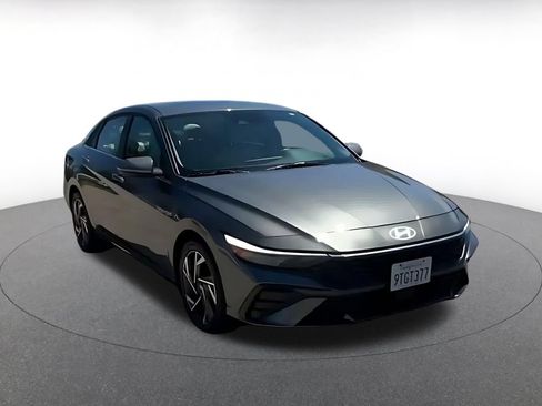 Used 2025 Hyundai Elantra Limited FWD image 3