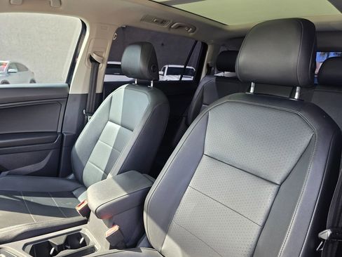 Used 2020 Volkswagen Tiguan SE w/ Panoramic Sunroof Package image 17