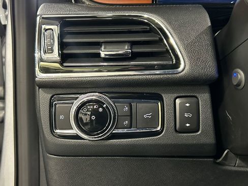 Used 2020 Lincoln Navigator L Reserve w/ Luxury Package AWD/4WD image 19