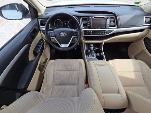 Certified 2019 Toyota Highlander Plus FWD image 6