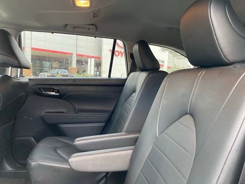 Certified 2024 Toyota Highlander XLE image 11