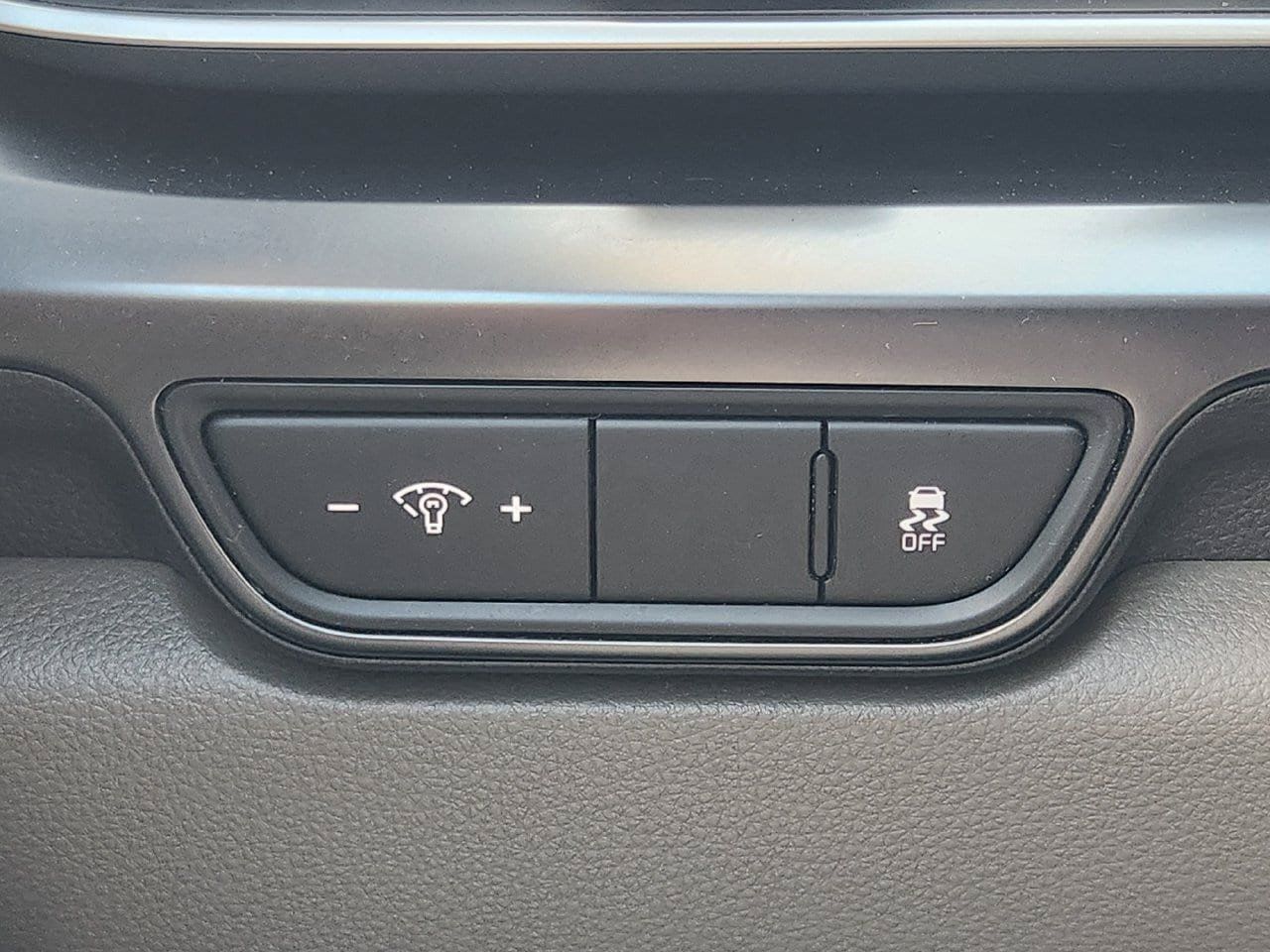 Used 2025 Kia Carnival FWD image 21