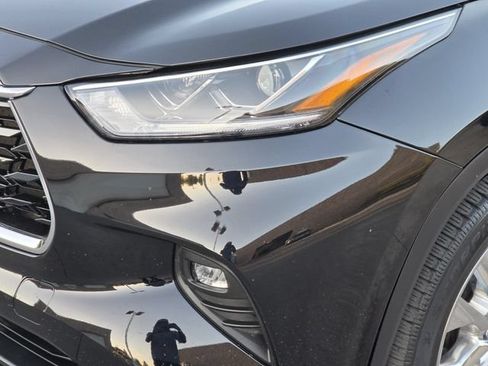 Used 2023 Toyota Highlander Limited FWD image 6