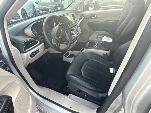 Used 2024 Chrysler Pacifica Touring-L FWD image 14