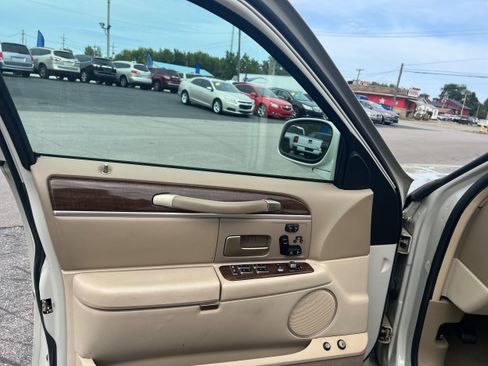 Used 2007 Lincoln Town Car Designer Series RWD image 7
