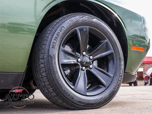 Used 2019 Dodge Challenger SXT image 9