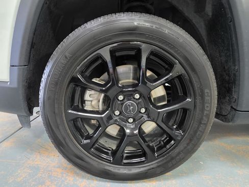 Used 2025 Jeep Compass Latitude w/ Convenience Group AWD/4WD image 12