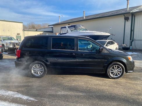 Used 2016 Dodge Grand Caravan SE image 4
