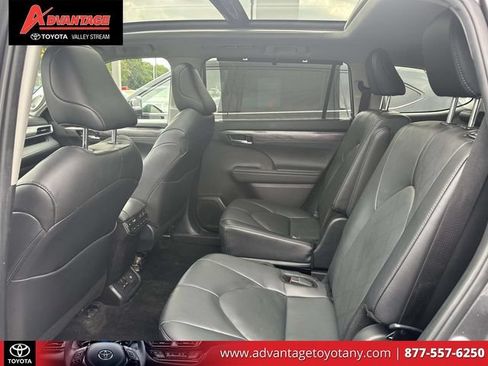 Used 2024 Toyota Highlander Platinum AWD/4WD image 14