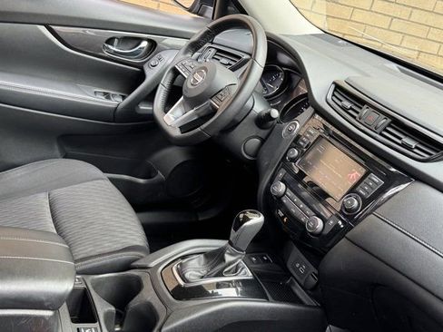 Used 2019 Nissan Rogue SV w/ Premium Package image 9