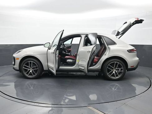 Certified 2024 Porsche Macan AWD/4WD image 30