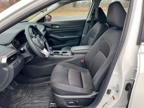 Used 2025 Nissan Altima 2.5 SV FWD image 3