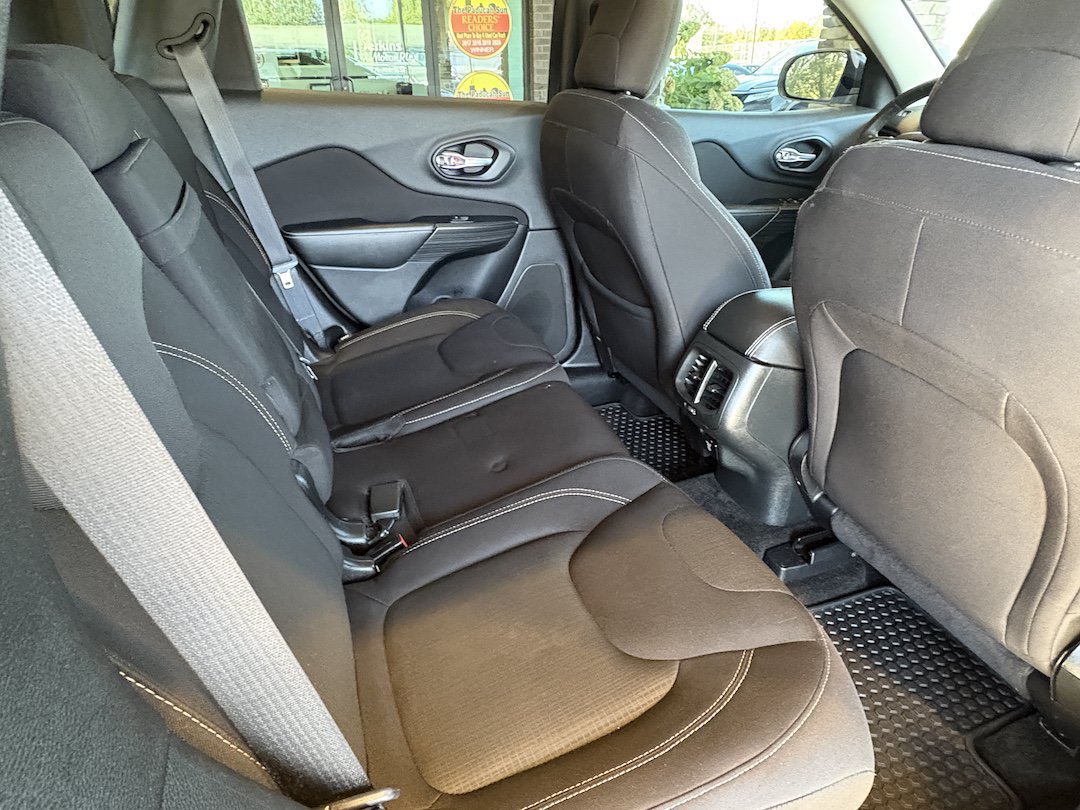 Used 2016 Jeep Cherokee Latitude w/ Cold Weather Group AWD/4WD image 26