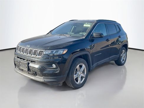 Used 2024 Jeep Compass Latitude image 2