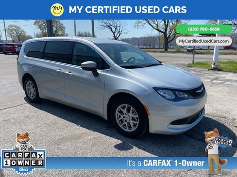 Used 2023 Chrysler Voyager LX image 3