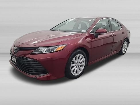 Used 2019 Toyota Camry LE FWD image 8